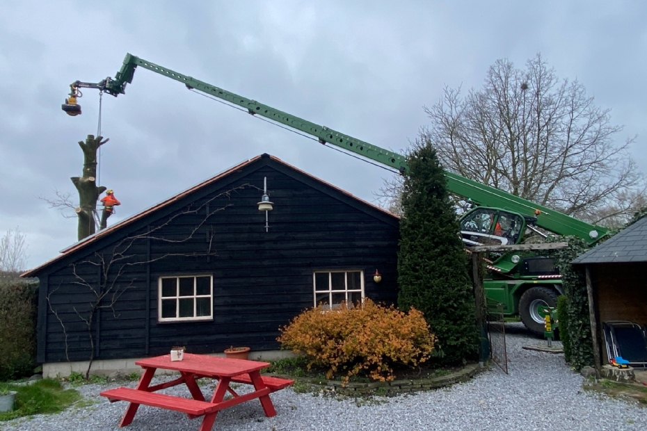 Rooien met de verreiker over een schuur