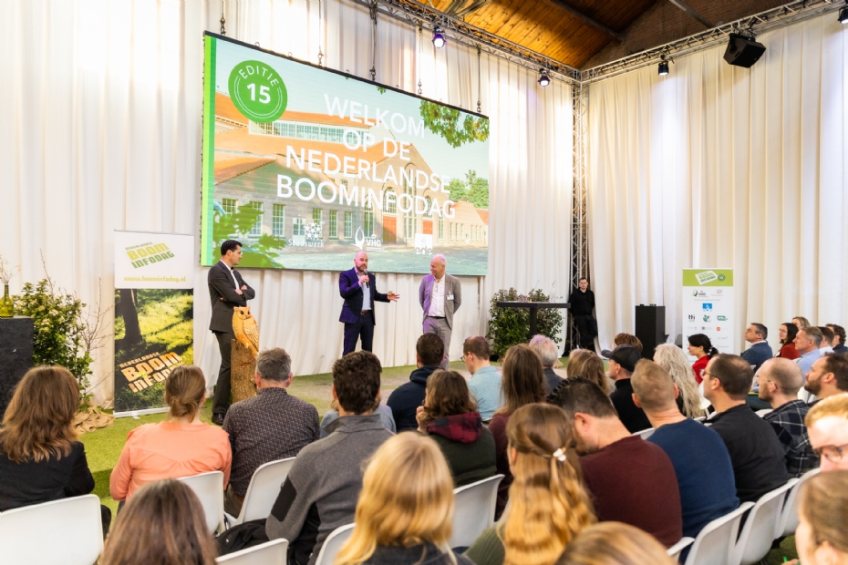 Marc van Rosmalen (Koninklijke VHG), Maarten Loeffen (Koninklijke Vereniging Stadswerk Nederland) en Jan Willem de Groot tijdens de 15e Nederlandse Boominfodag in Ede. Foto: Sasha Ushakova