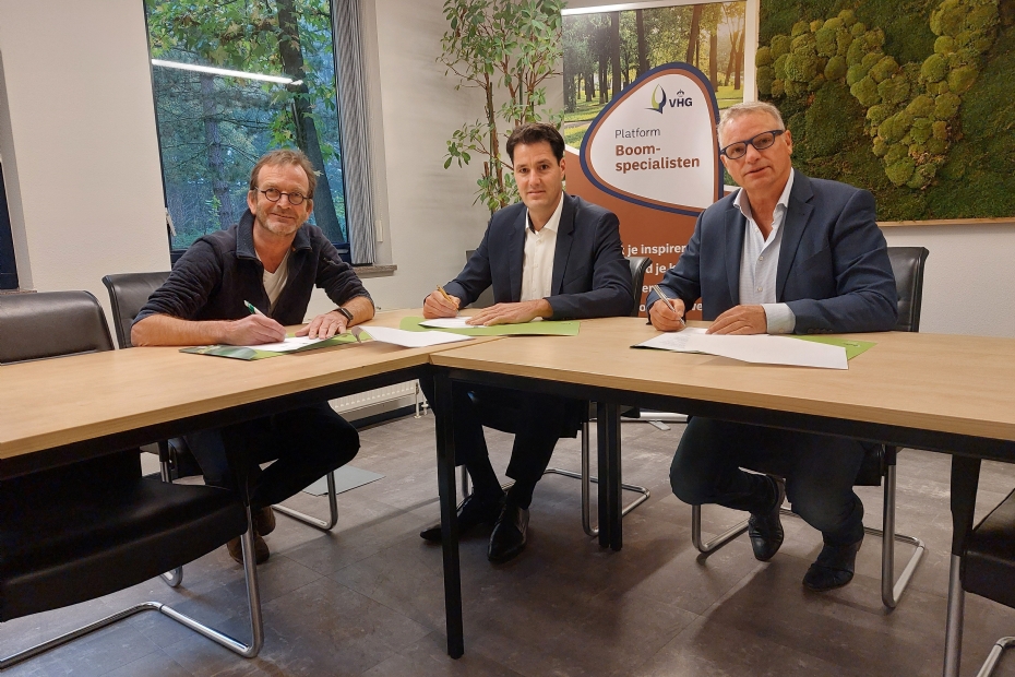 V.l.n.r.: Willem van Delft, directeur Praktijk Centrum Bomen, Marc van Rosmalen, directeur Koninklijke VHG, Johan van Apeldoorn, directeur IPC Groene Ruimte