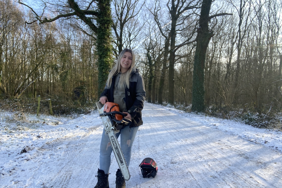 Op 2: boomverzorger Fleur van Dinteren vertelt hoe het is om als vrouw te werken in een mannenwereld?