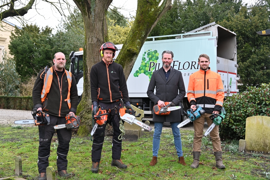 Het complete testteam voor en achter de schermen met alle deelnemende machines, v.l.n.r.: Cees Klinkenberg, Thom Briggs, Christiaan Musch en Timo Groot