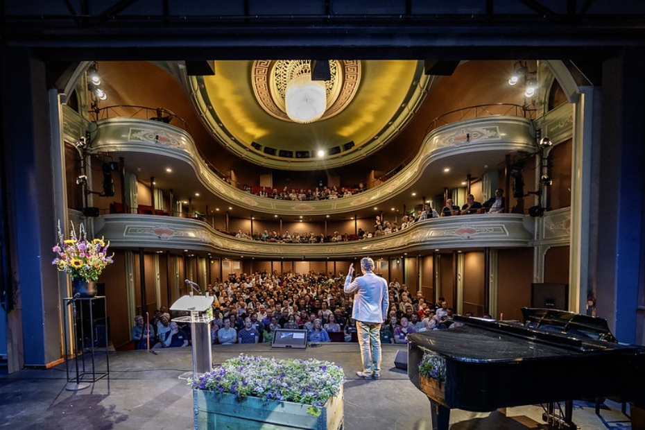 Marc Meijer van Norminstituut Bomen opent een volle zaal met zo'n 380 gebruikers 