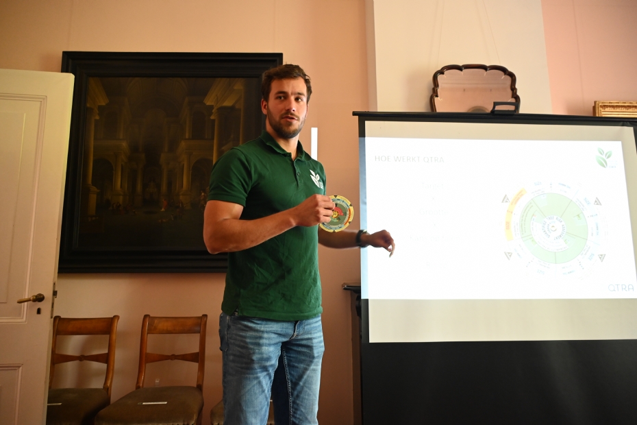Rowdy Bouwmeester tijdens zijn presentatie met het Qtra Beoordelingswiel in zijn handen.