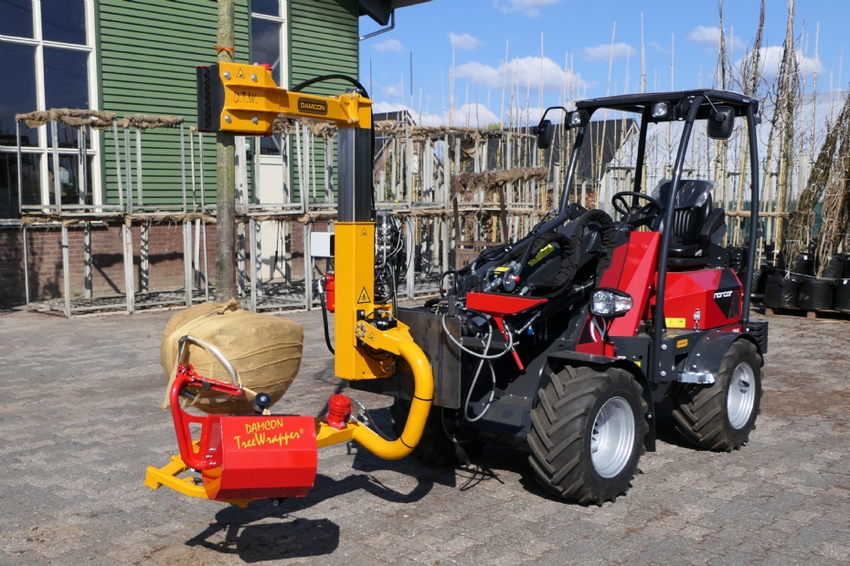 Tree-wrapper aan Giant Knikshovel