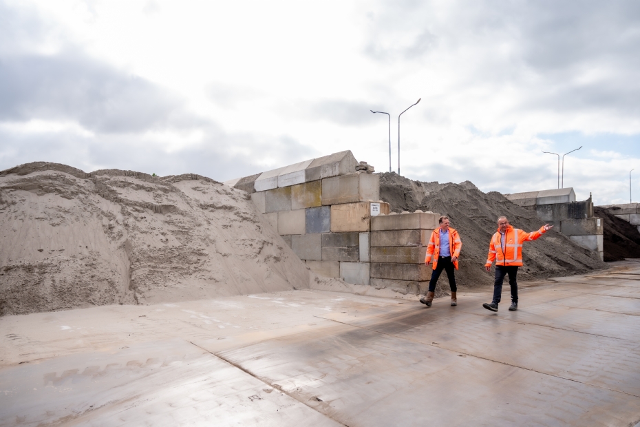 Onno Jansen (l.) en collega Dirk van Rooijen op depot met RAG-producten