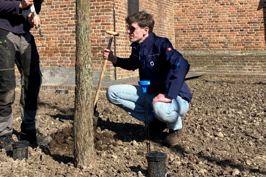 Luc van Zandbrink van ConnectedGreen controleert de plaatsing van een sensor