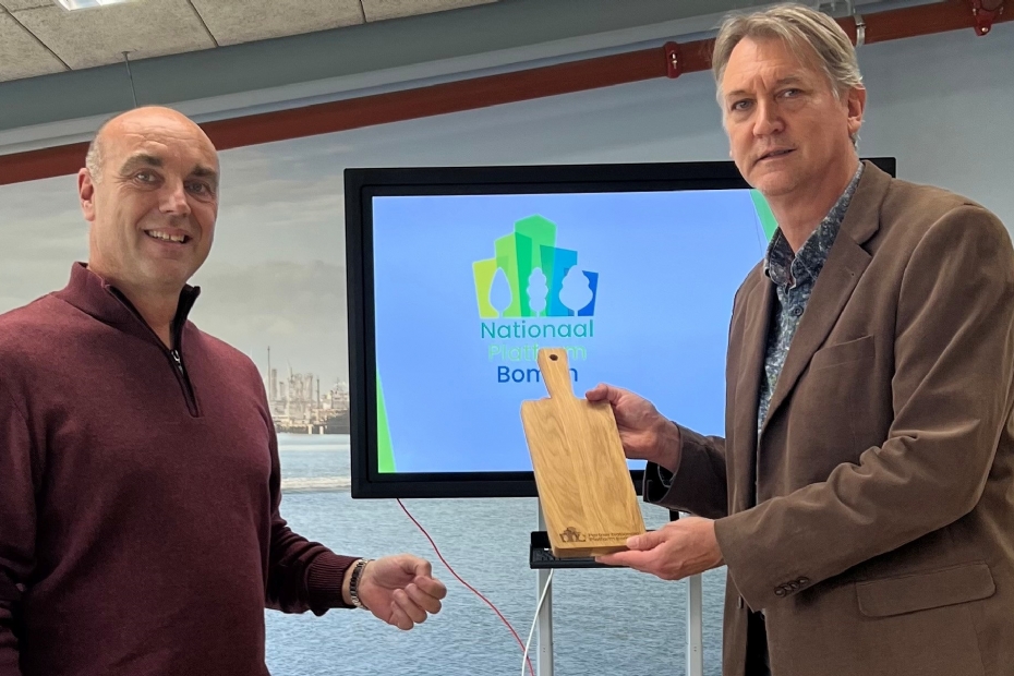 Djorn Noordman (links, lid kernteam NPB) overhandigd het NPB-plankje aan Ralph Mens (rechts, hoofdredacteur bij Stichting Hortipoint)