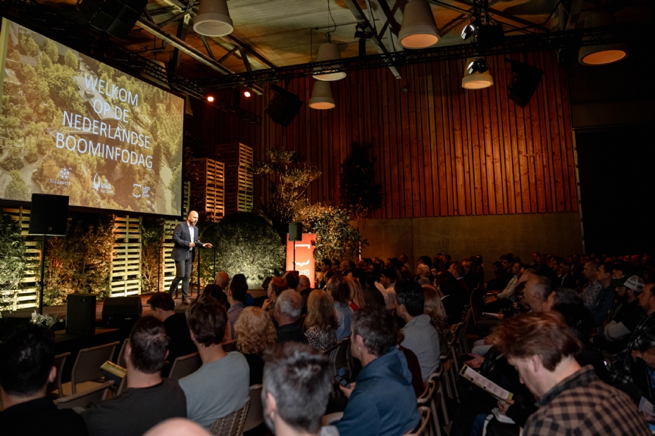 Initiatiefnemer Jan Willem de Groot voor een volle zaal tijdens de 16e Nederlandse Boominfodag. Beeld: Sasha Ushakova
