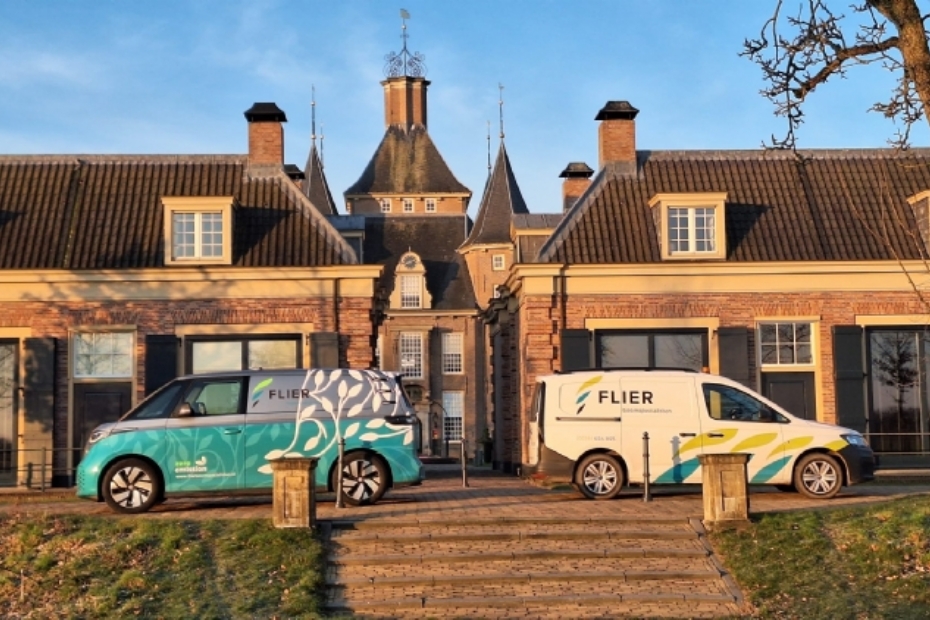 Zicht op het kasteel vanuit de laan