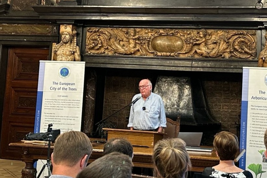 Francis Hallé tijdens zijn presentatie in 2023 bij het European Arboricultural Council in Antwerpen