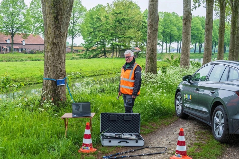 Chris Verstappen van IBOR Advies wisselt nog altijd papierwerk af met ouderwets veldwerk