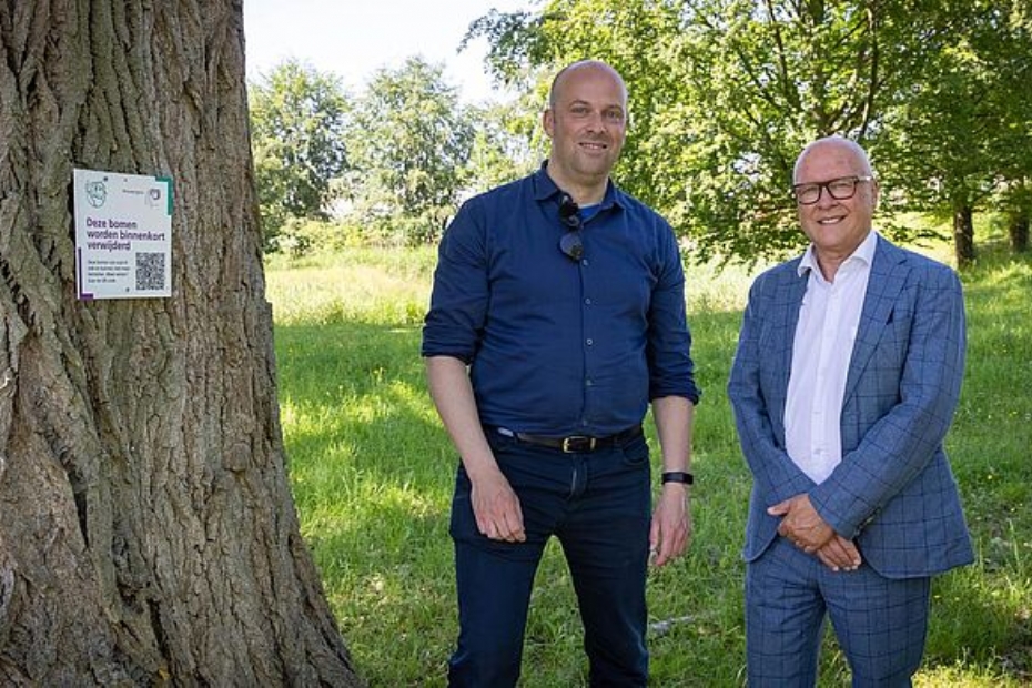 Wethouder John van Engelen (rechts) onthulde het eerste bordje samen met oud-gemeenteraadslid Rien van Keulen van GroenLinks (links). Foto: Maartje Kuperus
