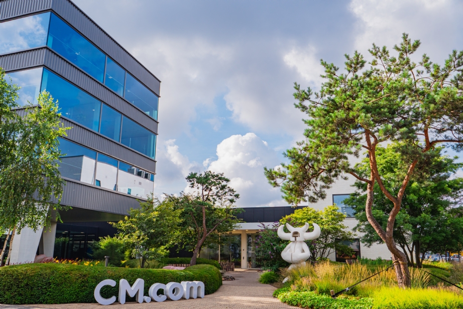 De groene buitenruimte van CM.com in Breda